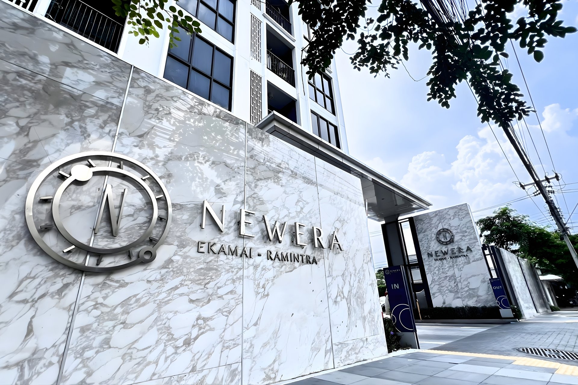 Newera เอกมัย-รามอินทรา คอนโด Low Rise ใกล้เลียบด่วน หน้าโครงการ