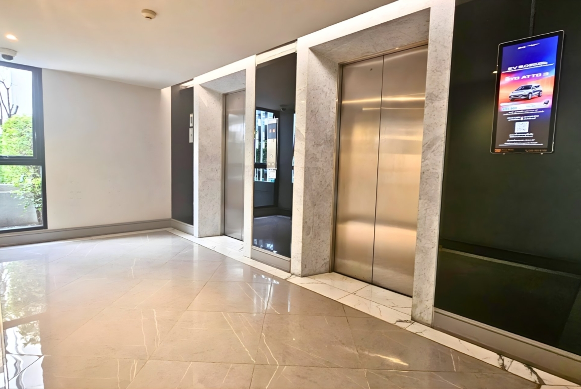 ลิฟท์ขึ้นลงระหว่างชั้น-คอนโด Newera เอกมัย-รามอินทรา