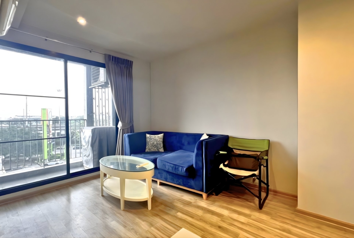 บริเวณนั่งพักผ่อนและรับแขก ห้องมุม 2 ห้องนอน ชั้น 5 เฟอร์นิเจอร์ เครื่องใช้ไฟฟ้าครบ Newera เอกมัย-รามอินทรา