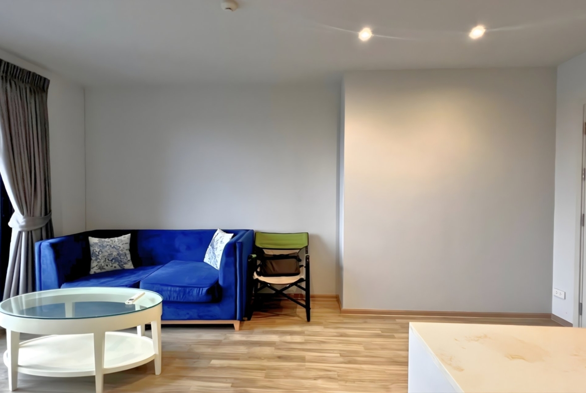 บริเวณนั่งพักผ่อนและรับแขก ห้องมุม 2 ห้องนอน ชั้น 5 เฟอร์นิเจอร์ เครื่องใช้ไฟฟ้าครบ