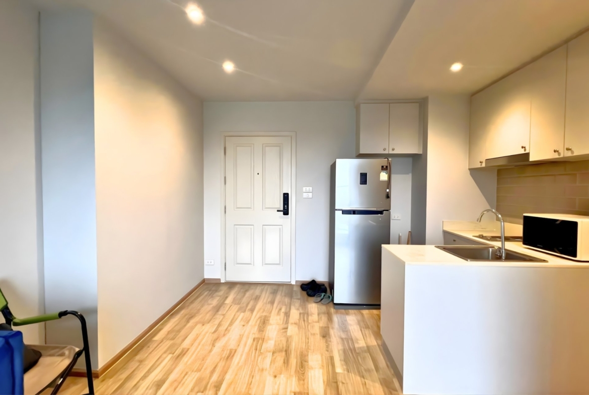 บรรยากาศภายในห้อง ห้องมุม 2 ห้องนอน ชั้น 5 เฟอร์นิเจอร์ เครื่องใช้ไฟฟ้าครบ