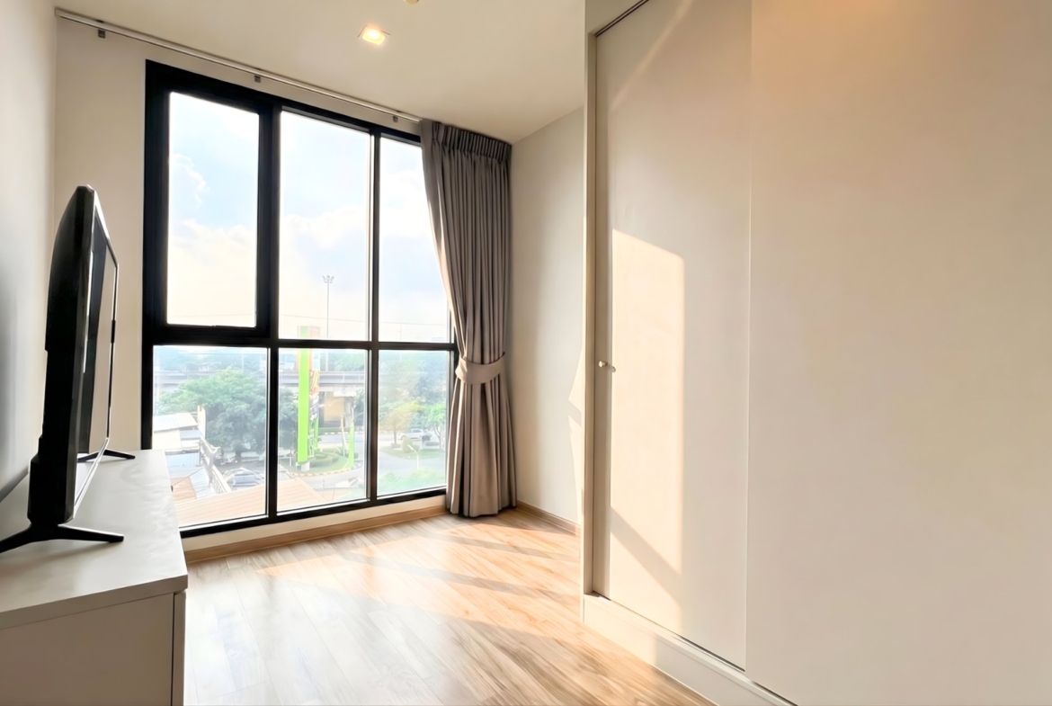 ห้องนอนห้องที่ 2 ห้องมุม 2 ห้องนอน ชั้น 5 เฟอร์นิเจอร์ เครื่องใช้ไฟฟ้าครบ