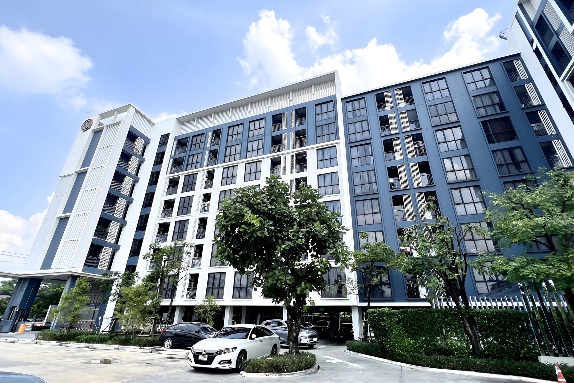 Newera เอกมัย-รามอินทรา คอนโด Low Rise ใกล้เลียบด่วน หน้าโครงการ