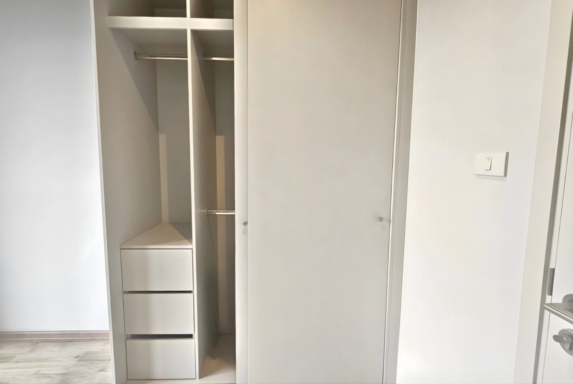 ตู้เสื้อผ้า ห้องนอนห้องที่ 2 ห้องมุม 2 ห้องนอน ชั้น 5 เฟอร์นิเจอร์ เครื่องใช้ไฟฟ้าครบ