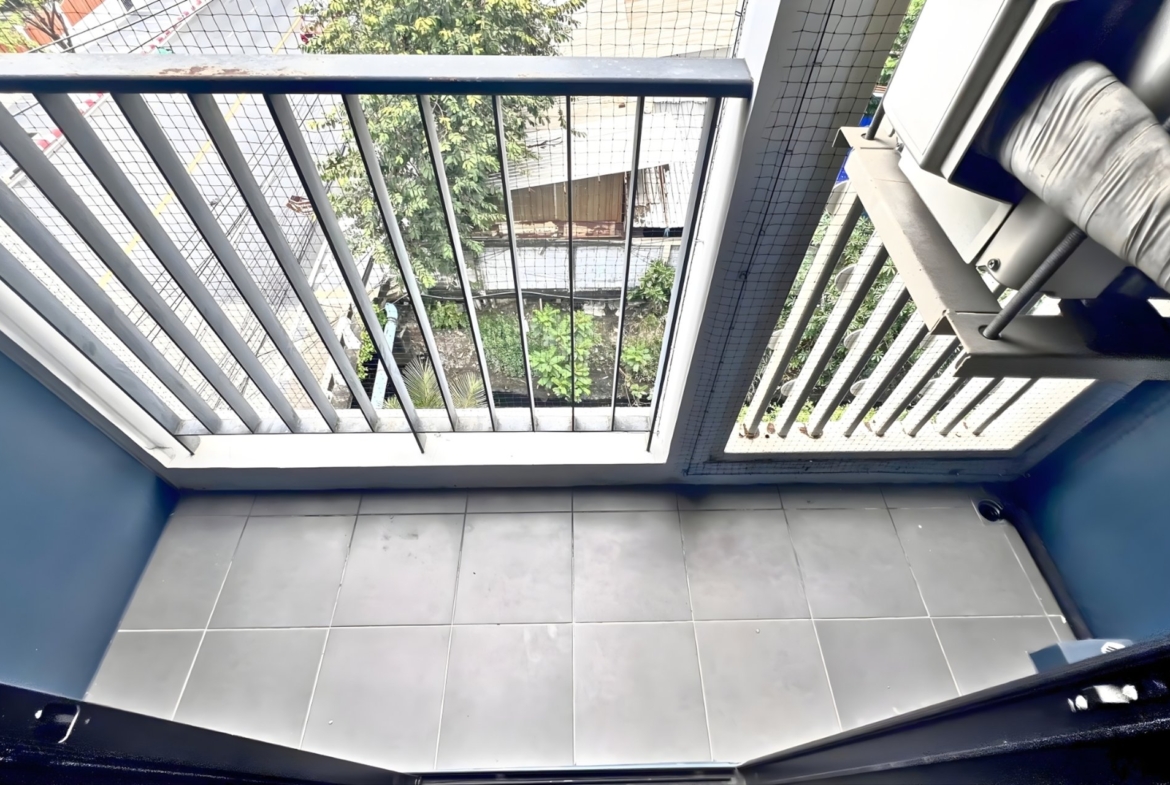 ระเบียง Master bedroom ห้องมุม 2 ห้องนอน ชั้น 5 เฟอร์นิเจอร์ เครื่องใช้ไฟฟ้าครบ