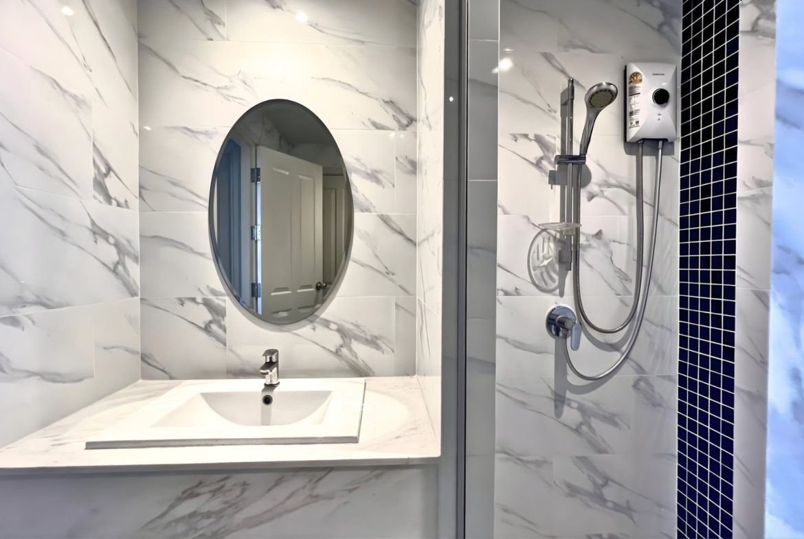 ห้องน้ำในห้องมุม 2 ห้องนอน ชั้น 5 เฟอร์นิเจอร์ เครื่องใช้ไฟฟ้าครบ