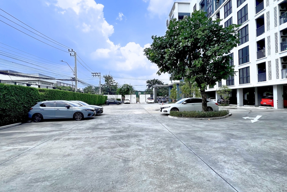 ลานจอดรถนอกอาคาร คอนโด Newera เอกมัย-รามอินทรา