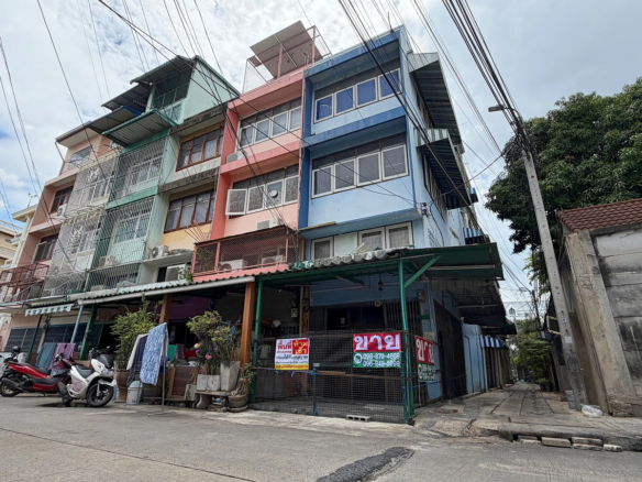 ด้านหน้าอาคารพาณิชย์หลังมุม 3 ชั้นครึ่ง