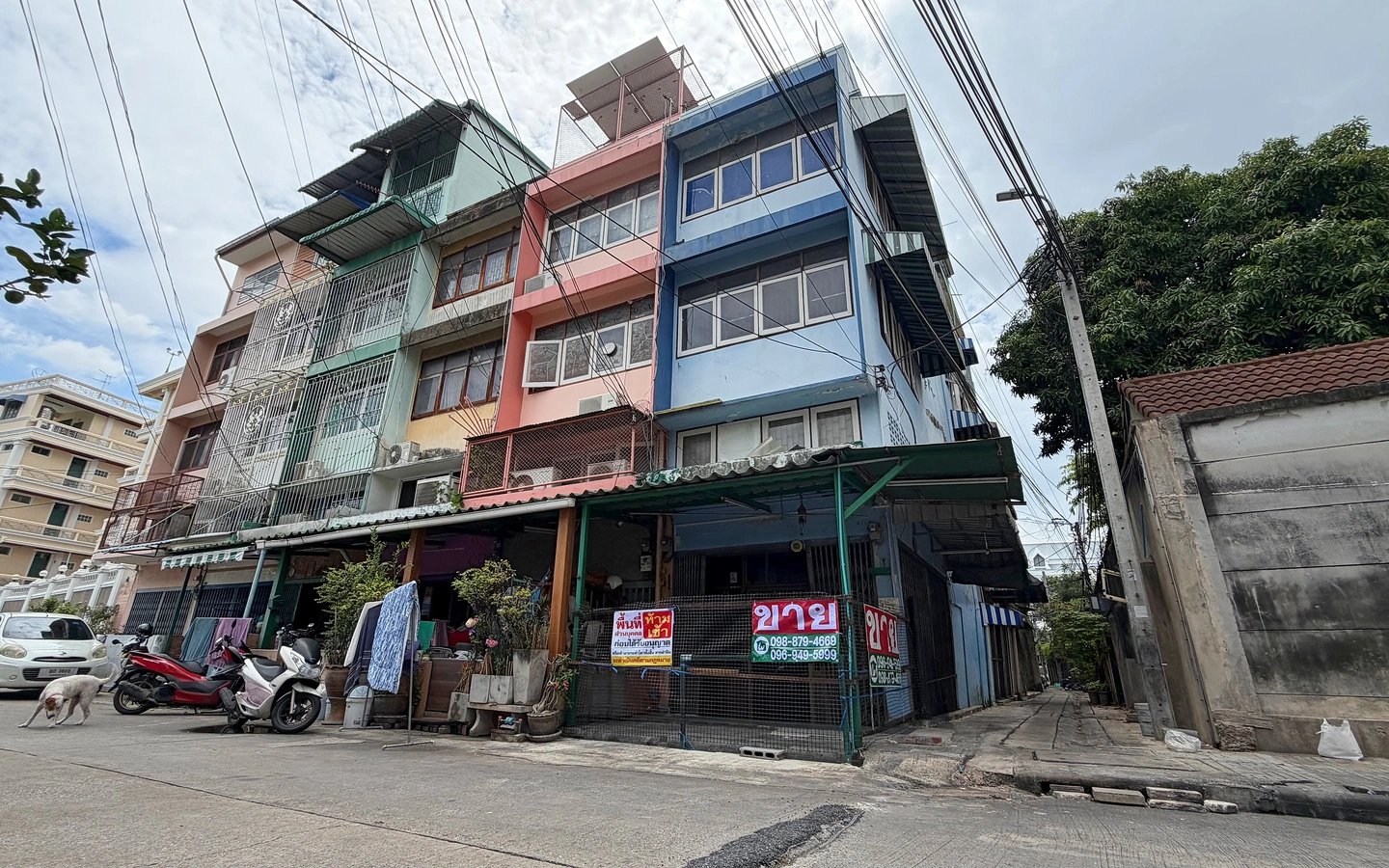 ด้านหน้าอาคารพาณิชย์หลังมุม 3 ชั้นครึ่ง